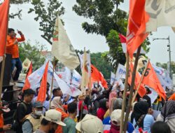 Pengamanan Berlangsung Humanis, Massa Partai Buruh Beri Bunga Ke Petugas