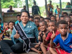Usai Dikukuhkan, Elisabeth Y. Flassy Wandik Langsung Sambangi Anak-Anak PAUD di Distrik Terjauh Tolikara