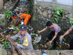 Gerak Cepat Kapolres Sidrap Satukan Polisi dan Warga Bahu-Membahu Pulihkan Amparita Pasca-Banjir