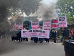 Aksi Simbolik Potong Ayam di BBPOM Makassar: Simbol Kekecewaan Apoteker terhadap PerKBPOM No. 5/2026