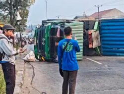 Truk Kontainer Terguling, Jalur Pantura Bekasi-Karawang Sempat Lumpuh