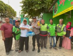 Sentuh Hati Warga Bekasi, Kabid Humas Polda Metro Jaya Tampung Keluhan Sembari Salurkan Bantuan