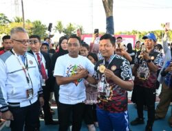 Serahkan Medali Emas Takraw Porsenijar ke Bone, Bupati Sidrap Puji Sportivitas Para Guru