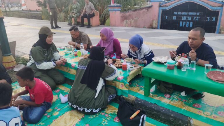 Kehangatan di Lapak Kuliner: Bupati Konawe Sapa Warga dan Mencicipi Kuliner di ICP