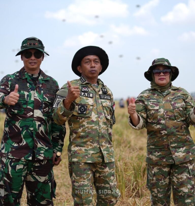 Aksi Terjun Payung Prajurit Kostrad Warnai Langit Sidrap, Diwarnai Panen Raya dan Baksos