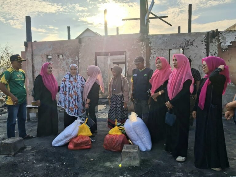 Sinergi Kemanusiaan IPEMI dan RAPI Sidrap Salurkan Bantuan untuk Korban Kebakaran di Teteaji