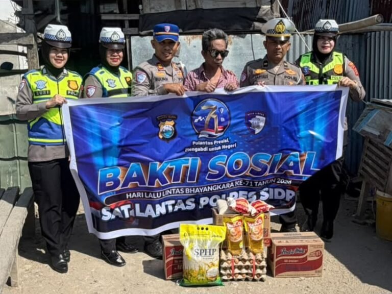 Tebar Kepedulian Jelang HUT ke-71, Sat. Lantas Sidrap Bagikan Sembako ke Penyandang Disabilitas