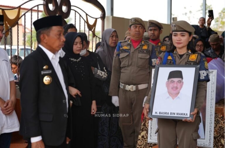 Suasana Haru Iringi Pelepasan Jenazah Mantan Pj Bupati Sidrap Dr. H. Basra, Bupati Syaharuddin Alrif Pimpin Langsung Upacara