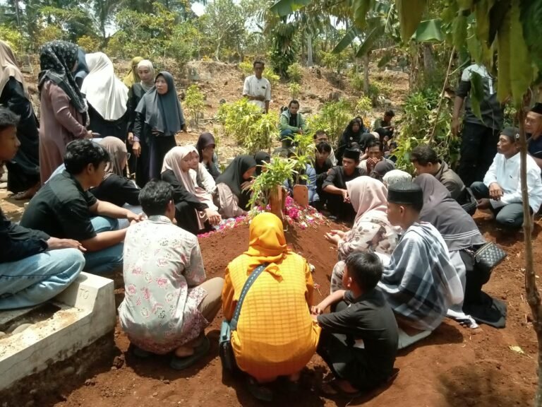 Tangisan Pecah Penuh Duka Saat Marsiti Korban Tragedi Km Virgo Transport tiba Di Rumah Korban