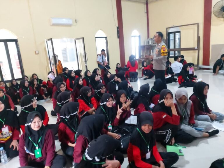Wujud Polisi Bersama Masyarakat, Bhabinkamtibmas Ajak Siswa SMKN 2 Sidrap Fokus Belajar dan Jauhi Narkoba