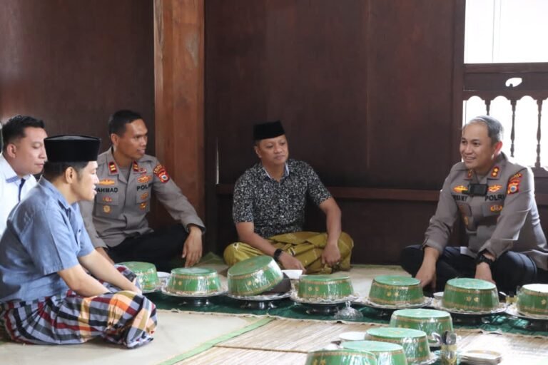 Sambangi Tokoh Towani Tolotang, Kapolres Sidrap Mappatabe dan Ajak Masyarakat Jaga Kamtibmas
