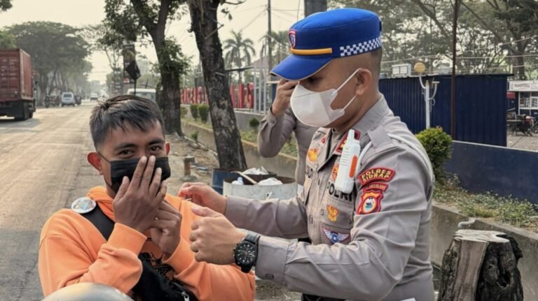 Antisipasi Dampak Kabut Asap, Satlantas Polres Sidrap Bagikan Masker dan Imbau Pengguna Jalan