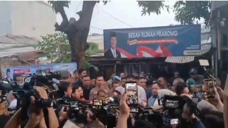 Menteri PKP dan Mendagri Tinjau Rumah Tak Layak Huni di Kampung Ambon, Targetkan Bedah Rumah Rampung Jelang Natal